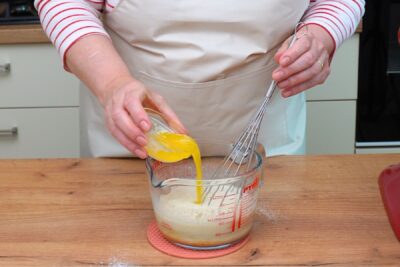 Incorporarea ouălor și a untului topit în amestecul pentru aluat, pentru gogoși moi și aromate.