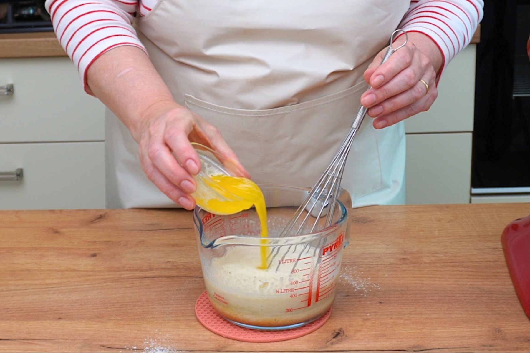 Incorporarea ouălor și a untului topit în amestecul pentru aluat, pentru gogoși moi și aromate.