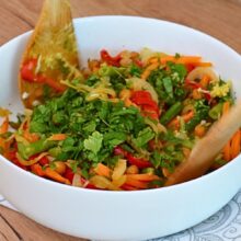 Pătrunjel proaspăt tocat adăugat la final peste salata caldă de legume și năut – un ultim plus de culoare și prospețime.