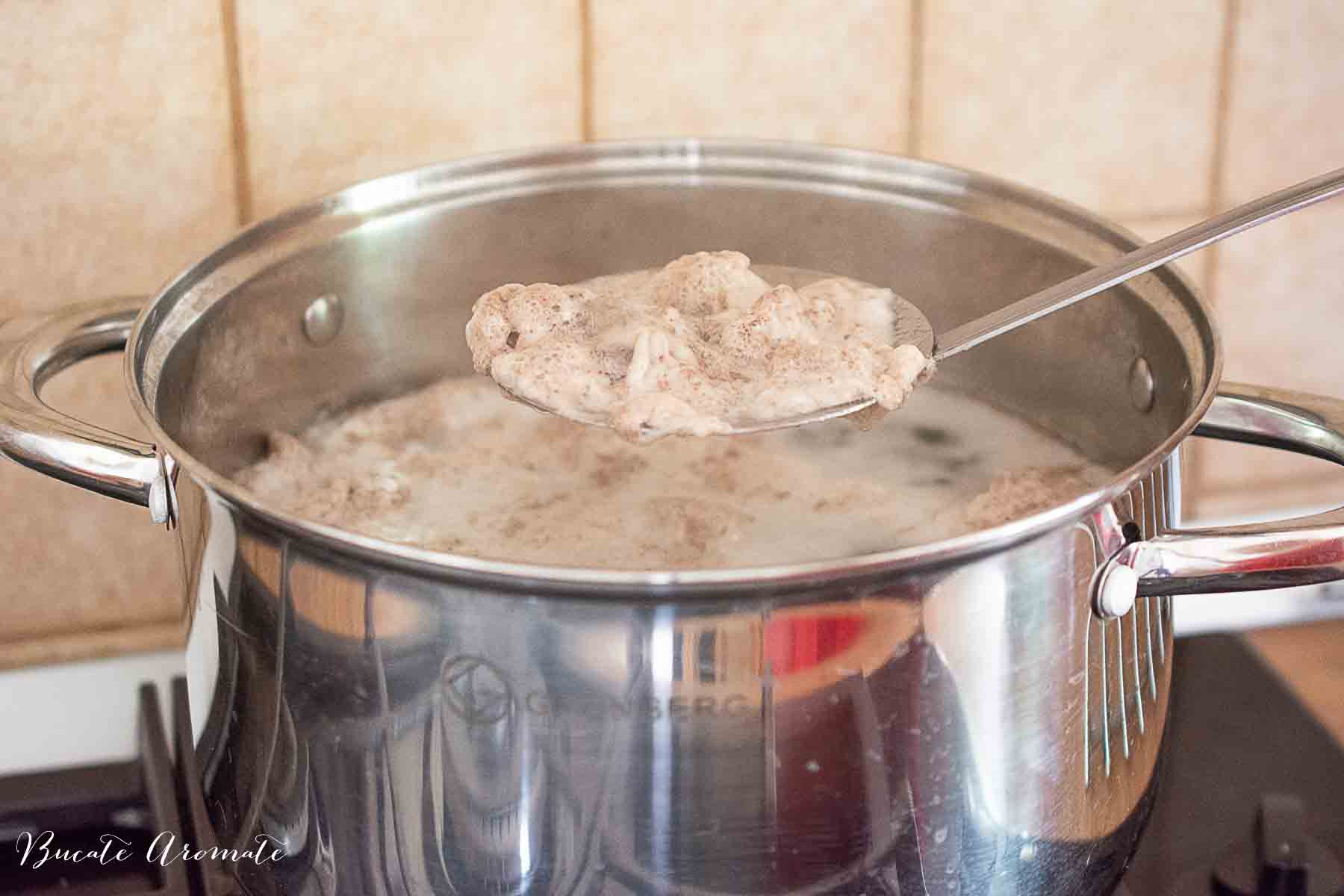Se îndepărtează spuma la supa de pipote și inimi de pui