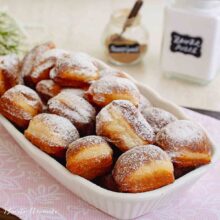 vas alb plin cu gogosi aurii moi si pufoase