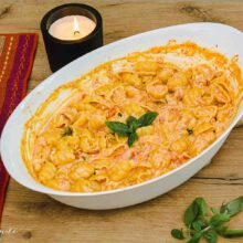 paste cu branza feta si rosii coapte in tava gata de servire