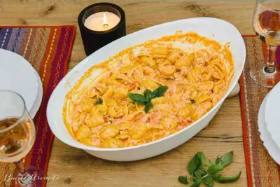 paste cu branza feta si rosii coapte in tava gata de servire