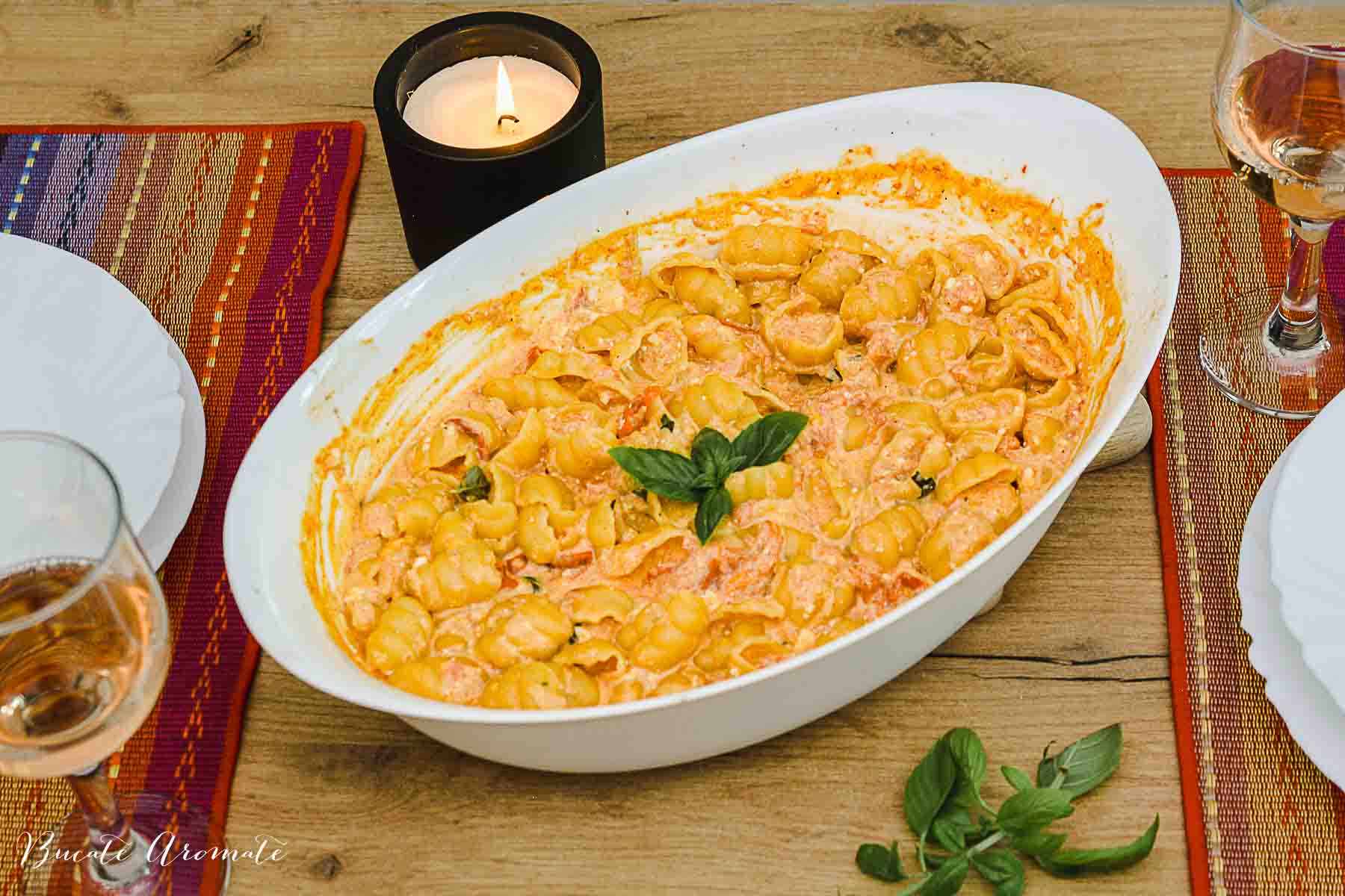 paste cu branza feta si rosii coapte in tava gata de servire