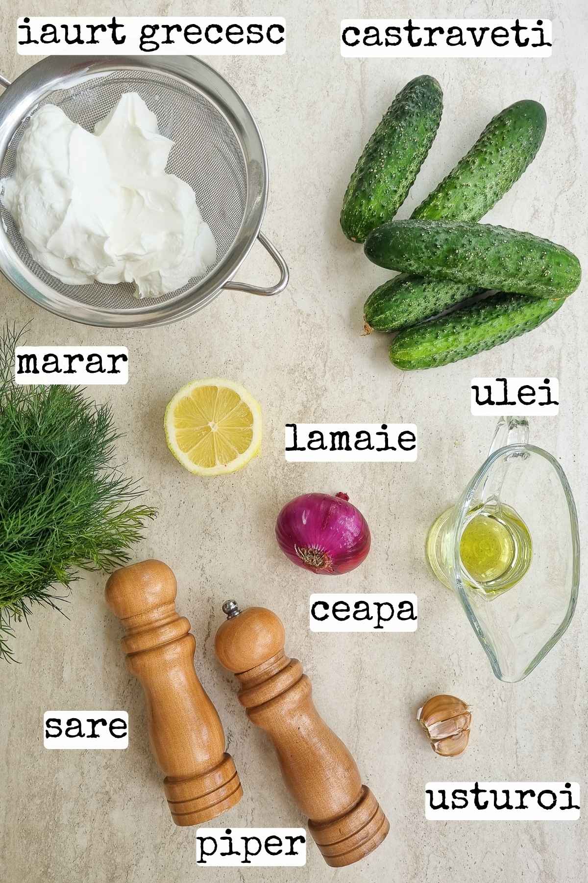 Ingrediente pentru salată de castraveți cu iaurt și mărar: iaurt grecesc, castraveți, ceapă roșie, usturoi, mărar, lămâie, ulei, sare și piper.