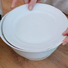 Salata de legume acoperită cu farfurie, lăsată la rece pentru ca aromele să se întrepătrundă