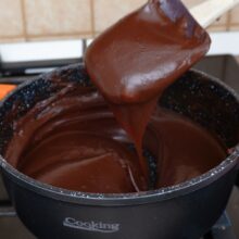 Crema de cacao este gata – densă, lucioasă și perfectă pentru tortul cu biscuiți
