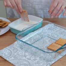Înmuiați biscuiții Petit Beurre în lapte înainte de a-i așeza în tavă