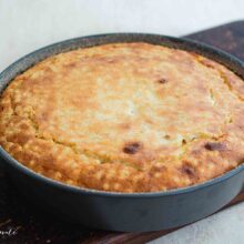 Budincă de cuscus proaspăt scoasă din cuptor, rumenită uniform