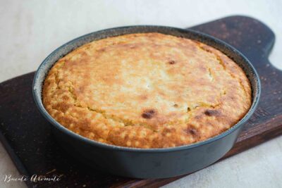 Budincă de cuscus proaspăt scoasă din cuptor, rumenită uniform