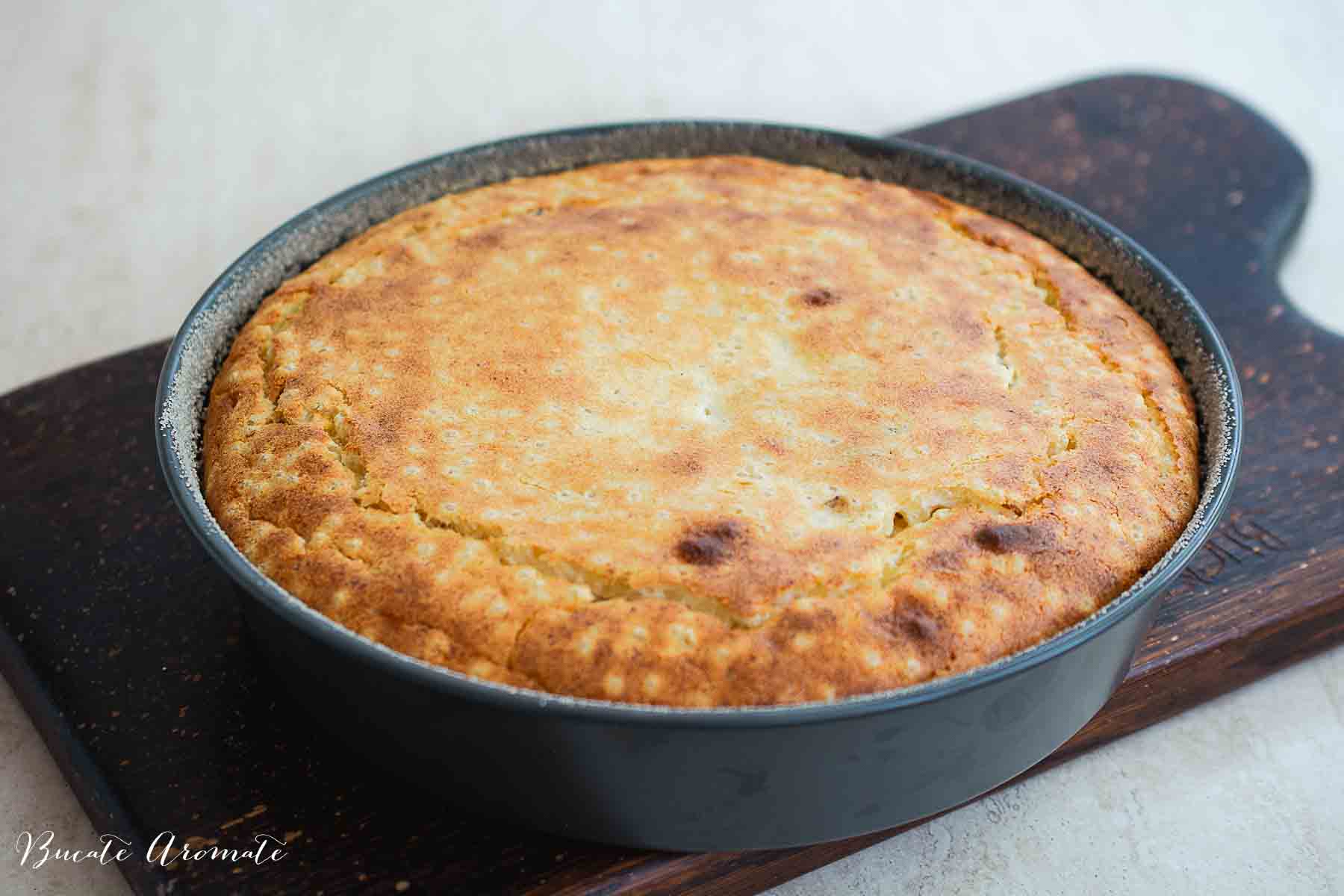 Budincă de cuscus proaspăt scoasă din cuptor, rumenită uniform