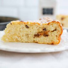 Detaliu cu textura budincii de cuscus cu brânză și stafide