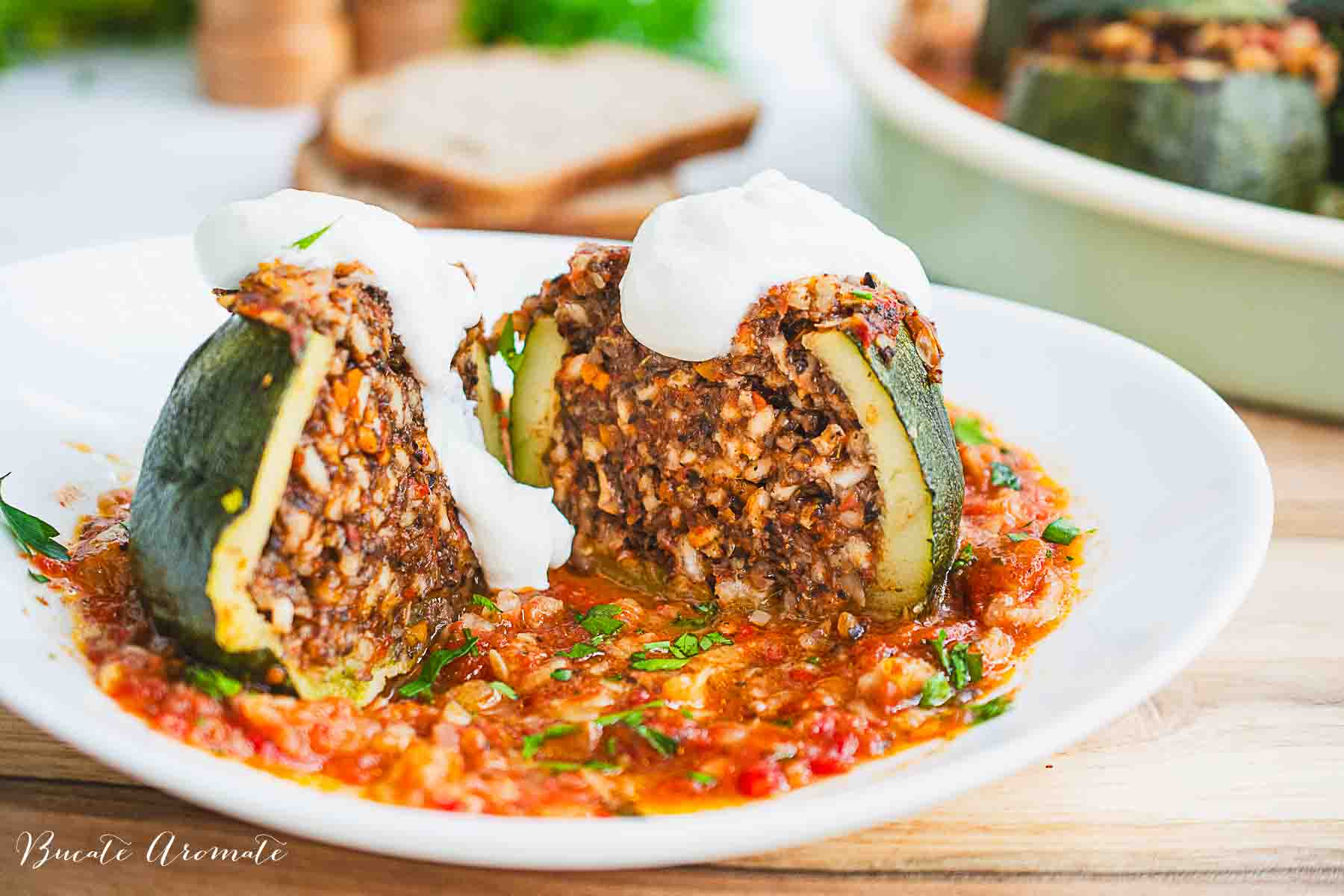 dovlecei vegetarieni umpluti cu orez si ciuperci serviti cu smantana sau iaurt si sos de rosii