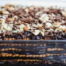 Tort fără coacere cu biscuiți și cremă de cacao, în formă dreptunghiulară, decorat cu ciocolată