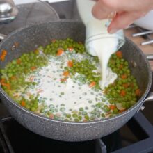 Turnare smântână lichidă peste mazăre fiartă cu morcov, pas pentru sos cremos în rețeta de mâncare de mazăre cu chifteluțe