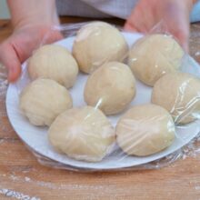 Aluat impartit in 8 bile egale pentru placinte turcesti la tigaie