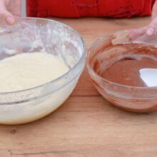Aluat pentru chec zebră – compoziția simplă și cea cu cacao, pregătite în boluri separate