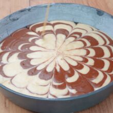 Modelul zebră în tavă – aluatul alb și cel cu cacao se alternează și se trasează linii pentru aspect decorativ
