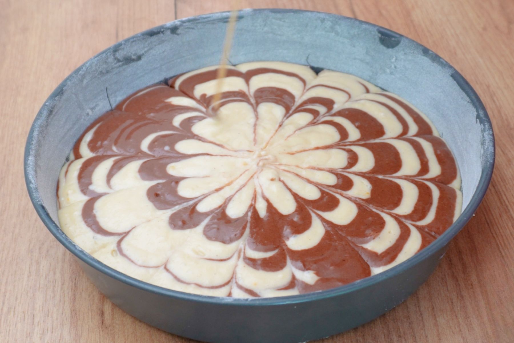 Modelul zebră în tavă - aluatul alb și cel cu cacao se alternează și se trasează linii pentru aspect decorativ