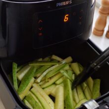 Bastonașe de dovlecei asezonate, coapte la Air Fryer pentru salată dietetică