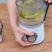 Mixarea dovleceilor copți cu iaurt, tahini și mărar într-un robot de bucătărie pentru salată cremoasă