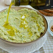 Ulei de măsline extravirgin turnat peste salata de dovlecei cu tahini, înainte de servire