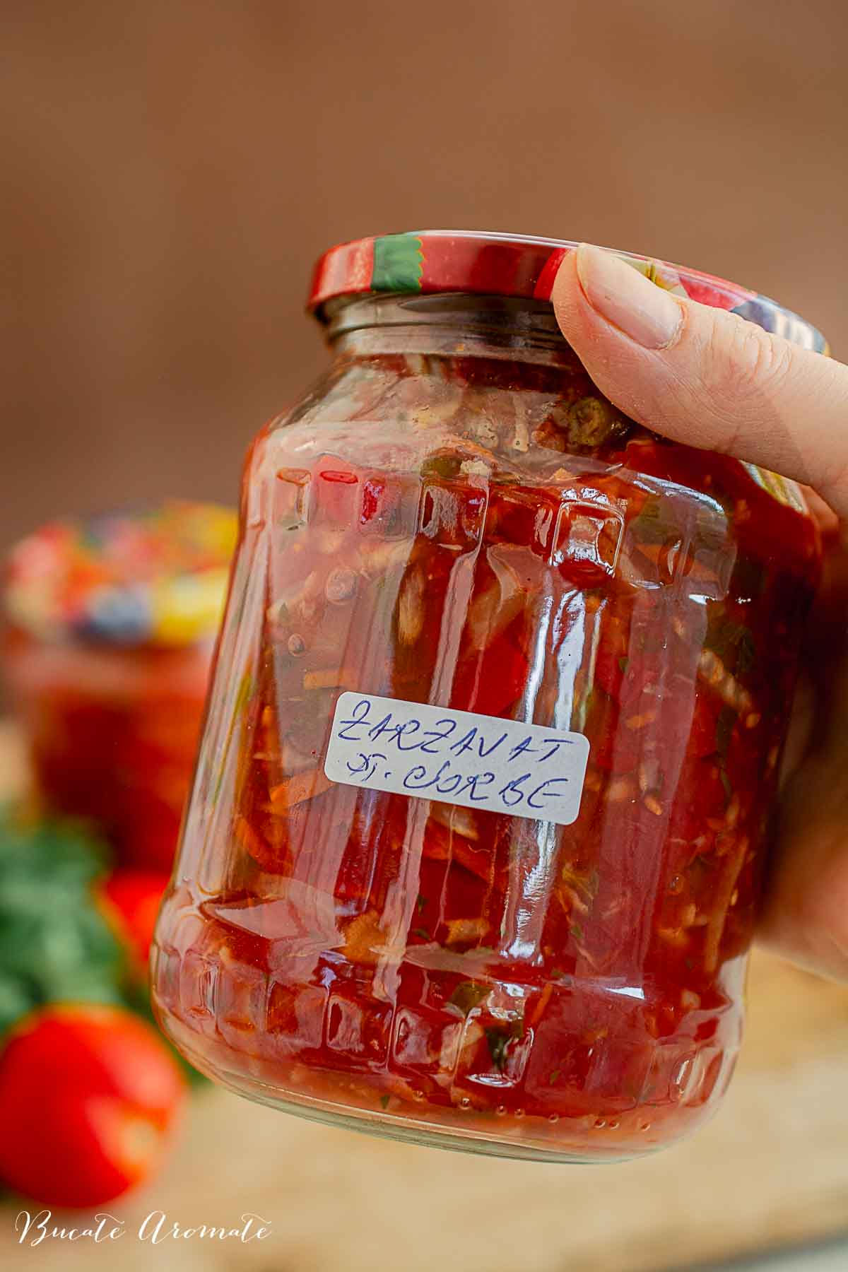 Borcan cu zarzavat în suc de roșii pentru iarnă – legume conservate natural pentru ciorbe rapide