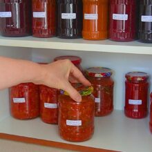 Borcane cu zarzavat pentru ciorbe, depozitate la raft în cămară după răcire