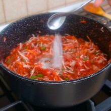 Adăugare sare neiodată peste legume pentru conservarea zarzavatului de ciorbe