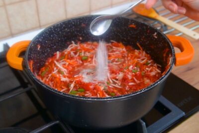Adăugare sare neiodată peste legume pentru conservarea zarzavatului de ciorbe