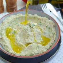salata de vinete cu tahini Baba Ganoush in castron de servire cu topping de ulei de masline