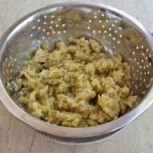 vinete coapte si tocate lasate la scurs in sita de inox