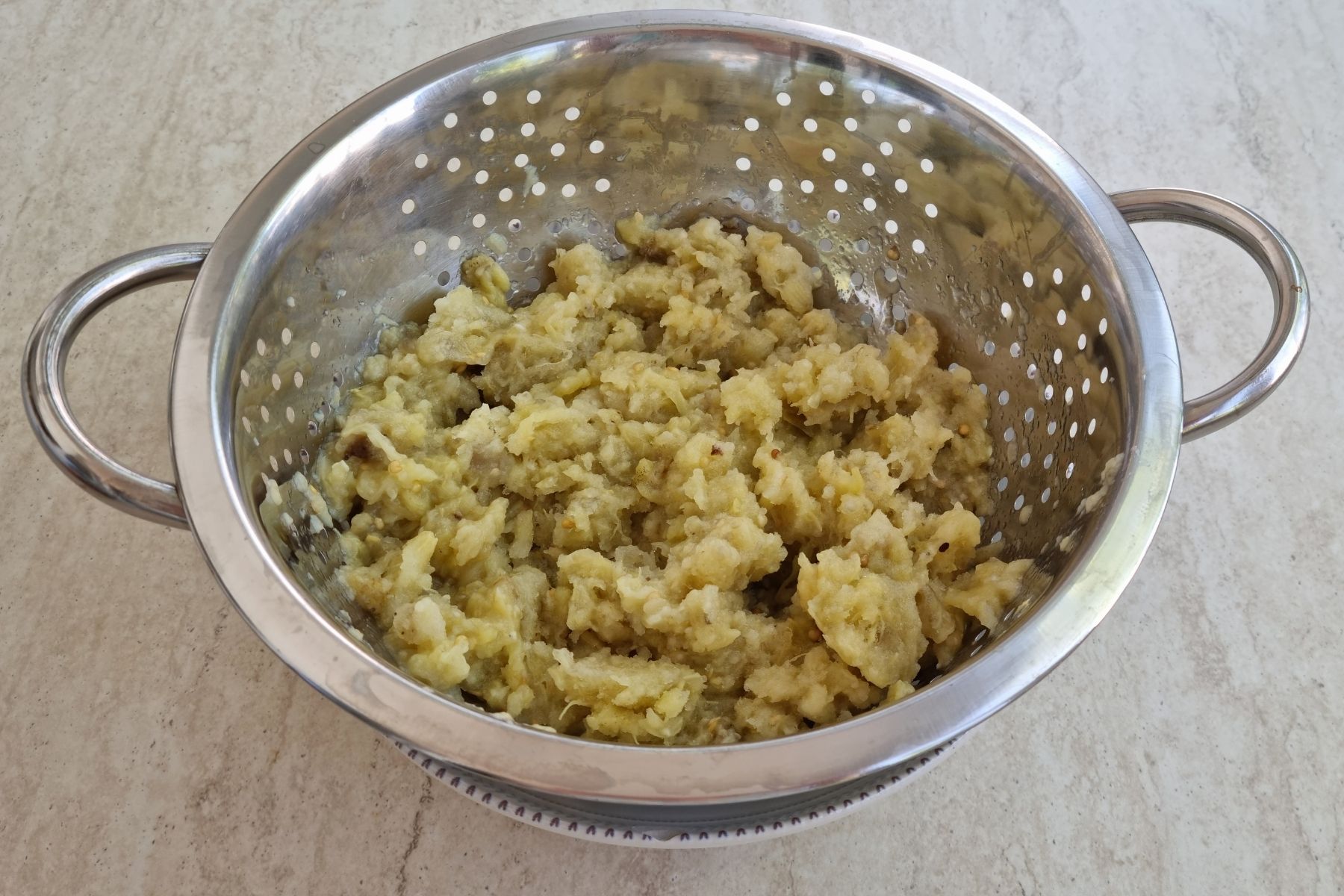 vinete coapte si tocate lasate la scurs in sita de inox 