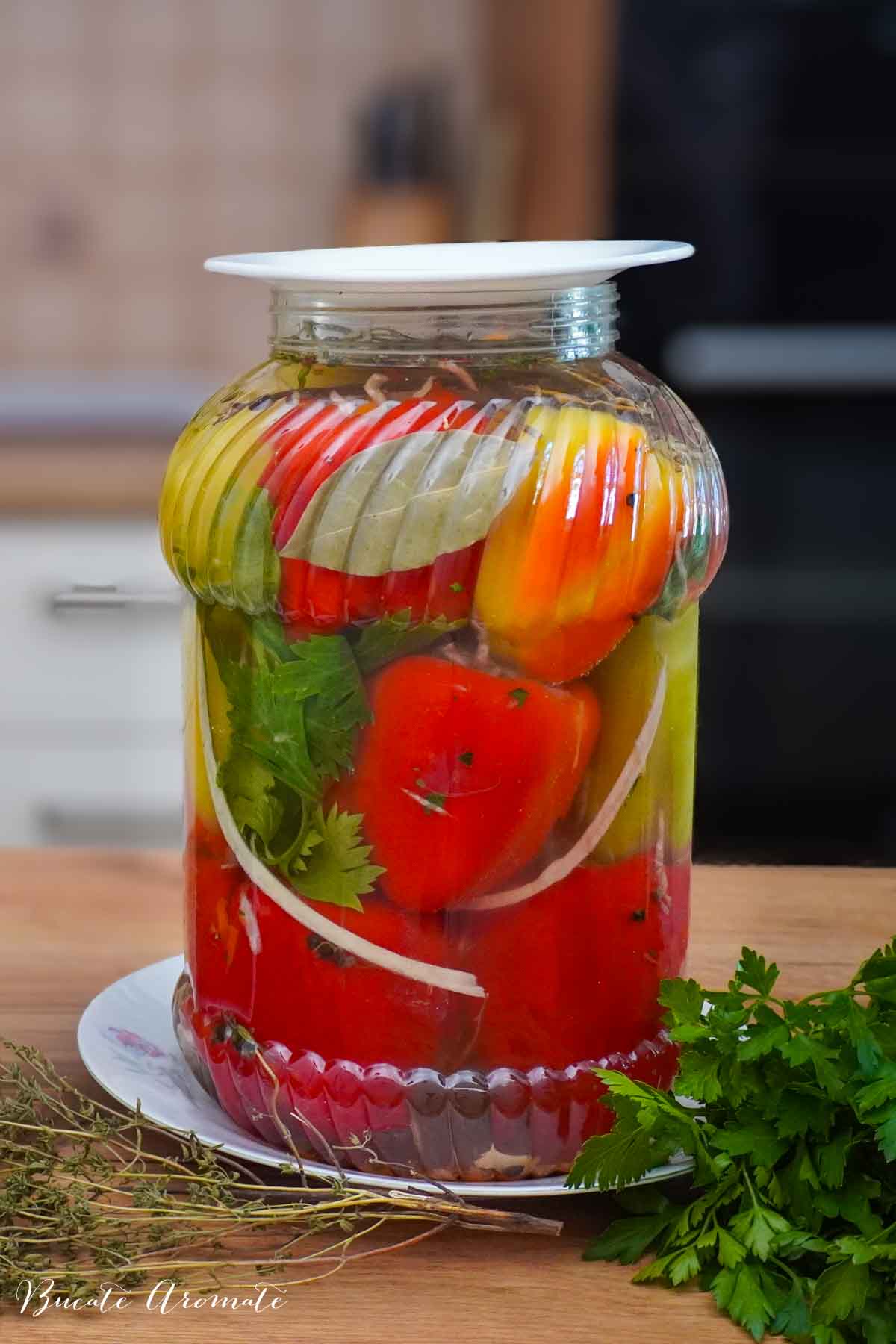 Borcan mare cu ardei grași umpluți cu varză și legume, conservați pentru iarnă în saramură simplă, fără oțet