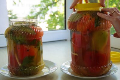 Borcane cu ardei umpluți în timpul fermentației, păstrate la temperatura camerei