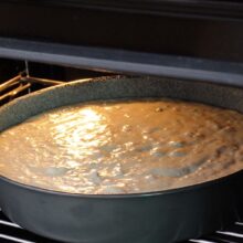 Budincă de cuscus cu brânză în tavă rotundă, coacere în cuptor