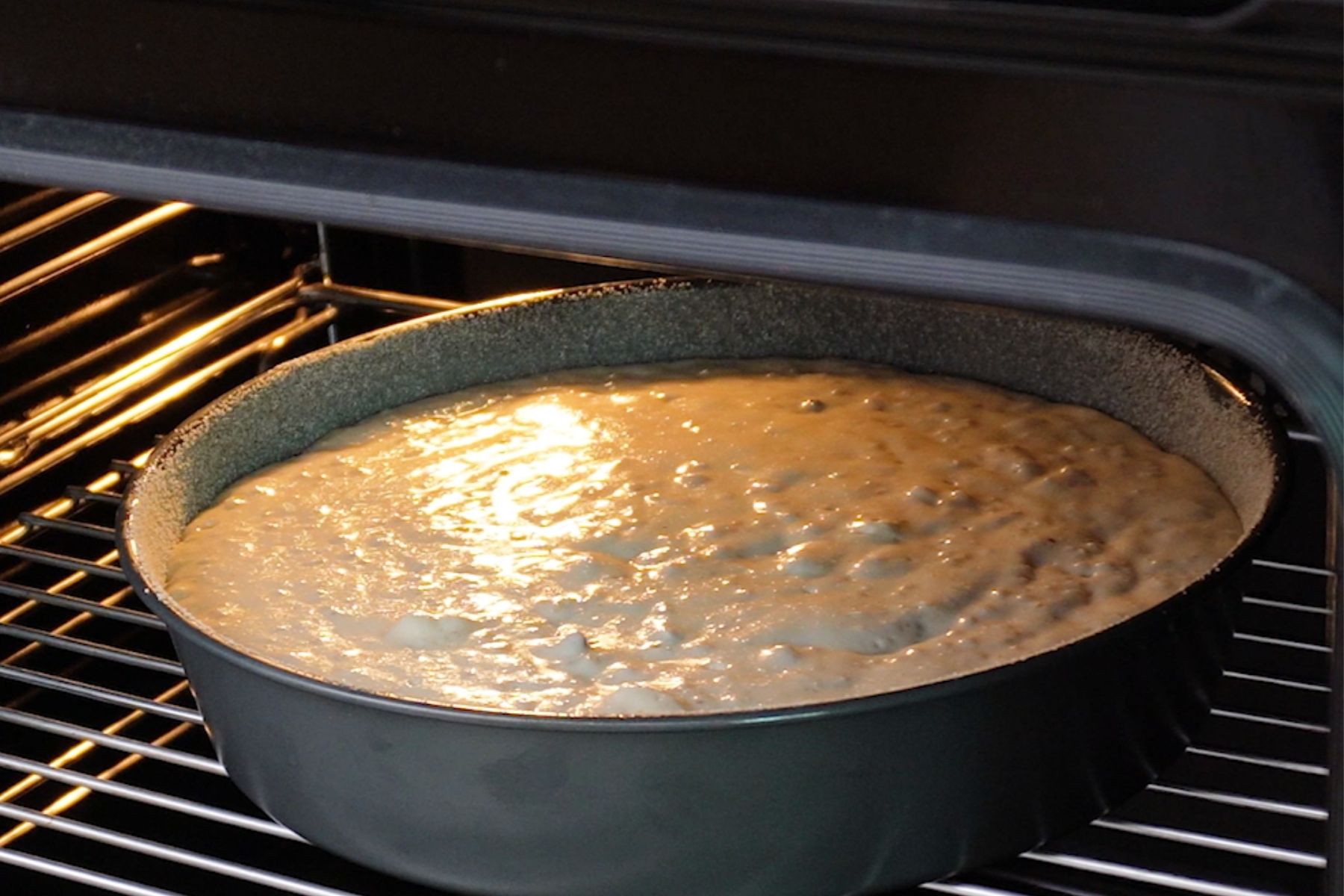 Budincă de cuscus cu brânză în tavă rotundă, coacere în cuptor