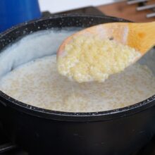 Cuscus românesc fiert în lapte, pregătit pentru budincă