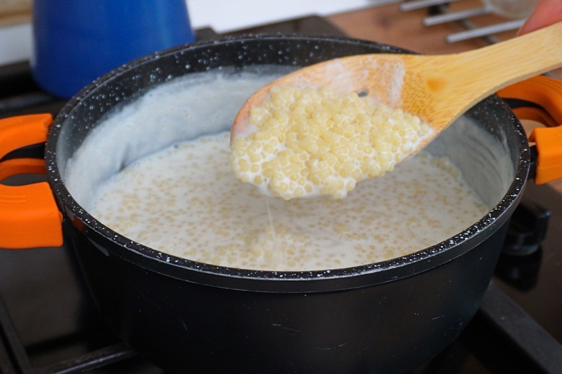 Cuscus românesc fiert în lapte, pregătit pentru budincă