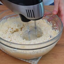 Compoziție de budincă de cuscus cu brânză dulce, mixată cu mixerul