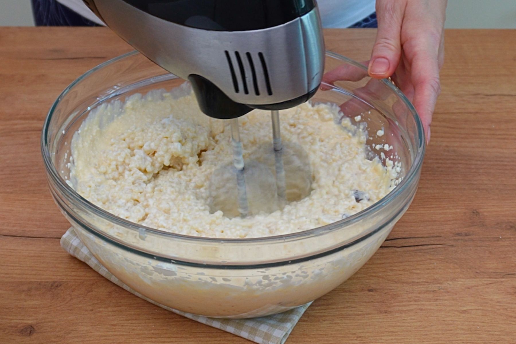 Compoziție de budincă de cuscus cu brânză dulce, mixată cu mixerul