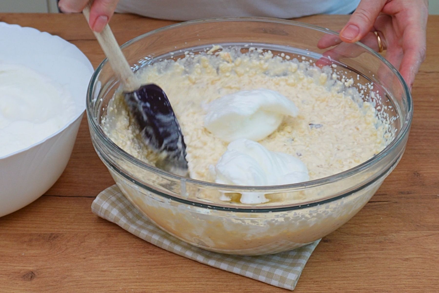 Spumă de albușuri încorporată în budinca de cuscus pentru o textură pufoasă