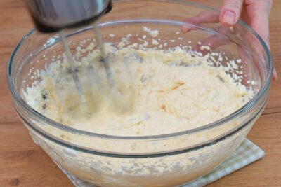 Brânză dulce amestecată cu gălbenușuri și zahăr pentru budinca de cuscus