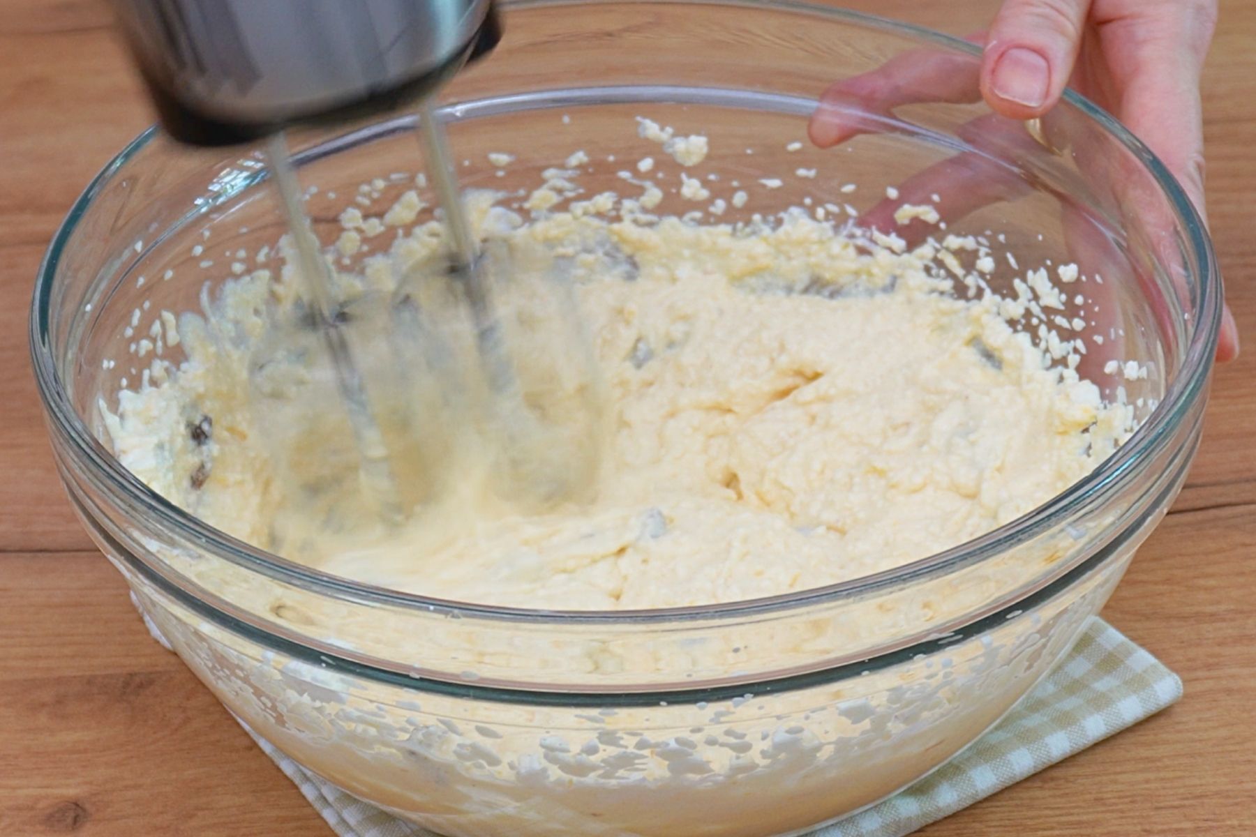 Brânză dulce amestecată cu gălbenușuri și zahăr pentru budinca de cuscus