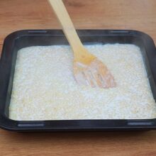 Cuscus fiert și lăsat la răcit într-o tavă înainte de preparare