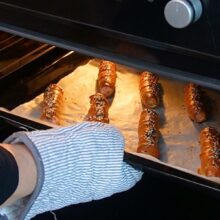 Covridogi cu crenvurști în aluat, coacere la cuptor pe hârtie de copt – pas final din rețeta de covridog de casă
