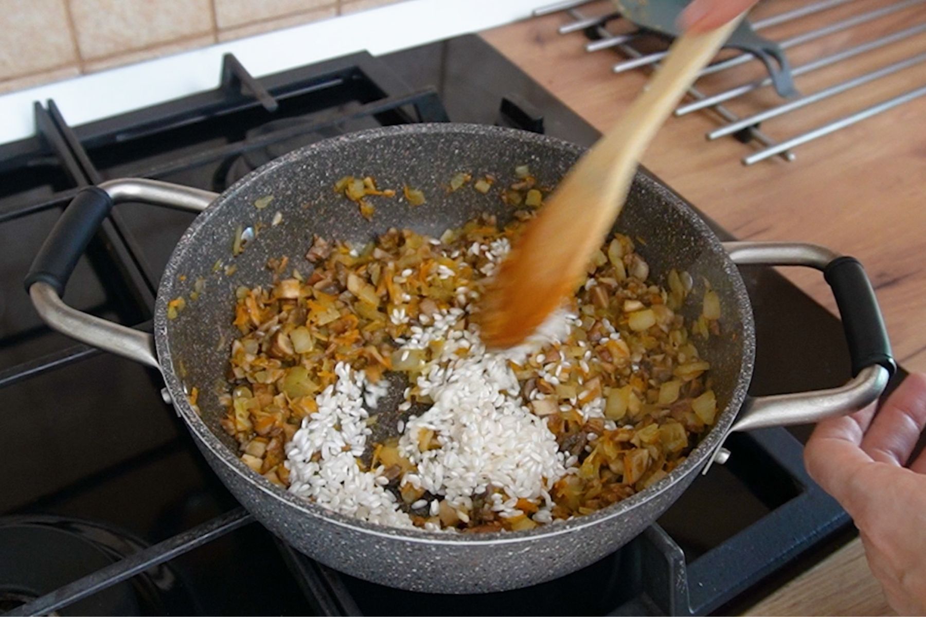 Umplutură pentru gogoșari cu legume și orez în tigaie, călită înainte de amestecarea cu carnea