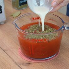 Sos pentru gogoșari umpluți preparat cu suc de roșii, condimente și făină pentru consistență