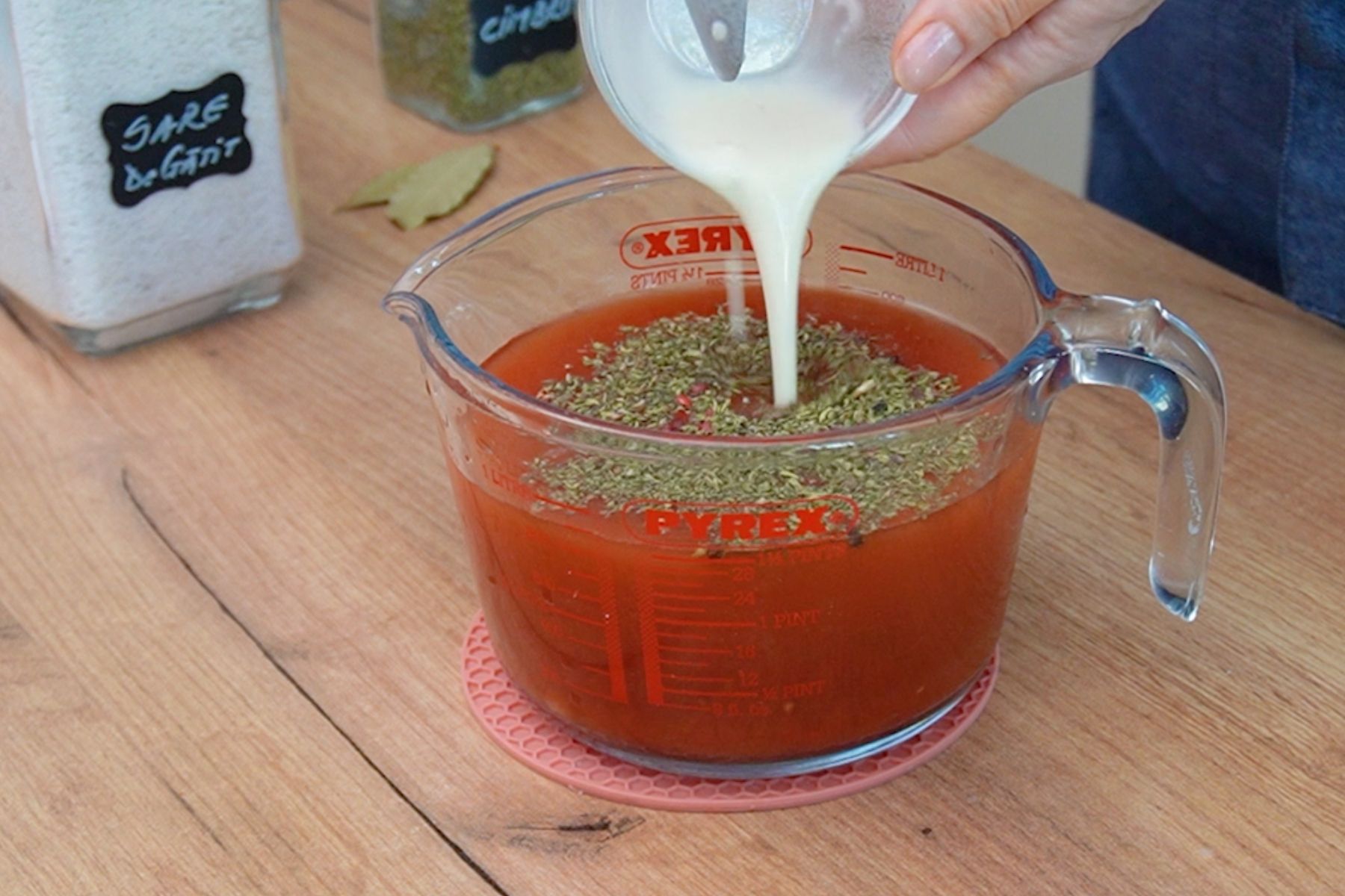 Sos pentru gogoșari umpluți preparat cu suc de roșii, condimente și făină pentru consistență