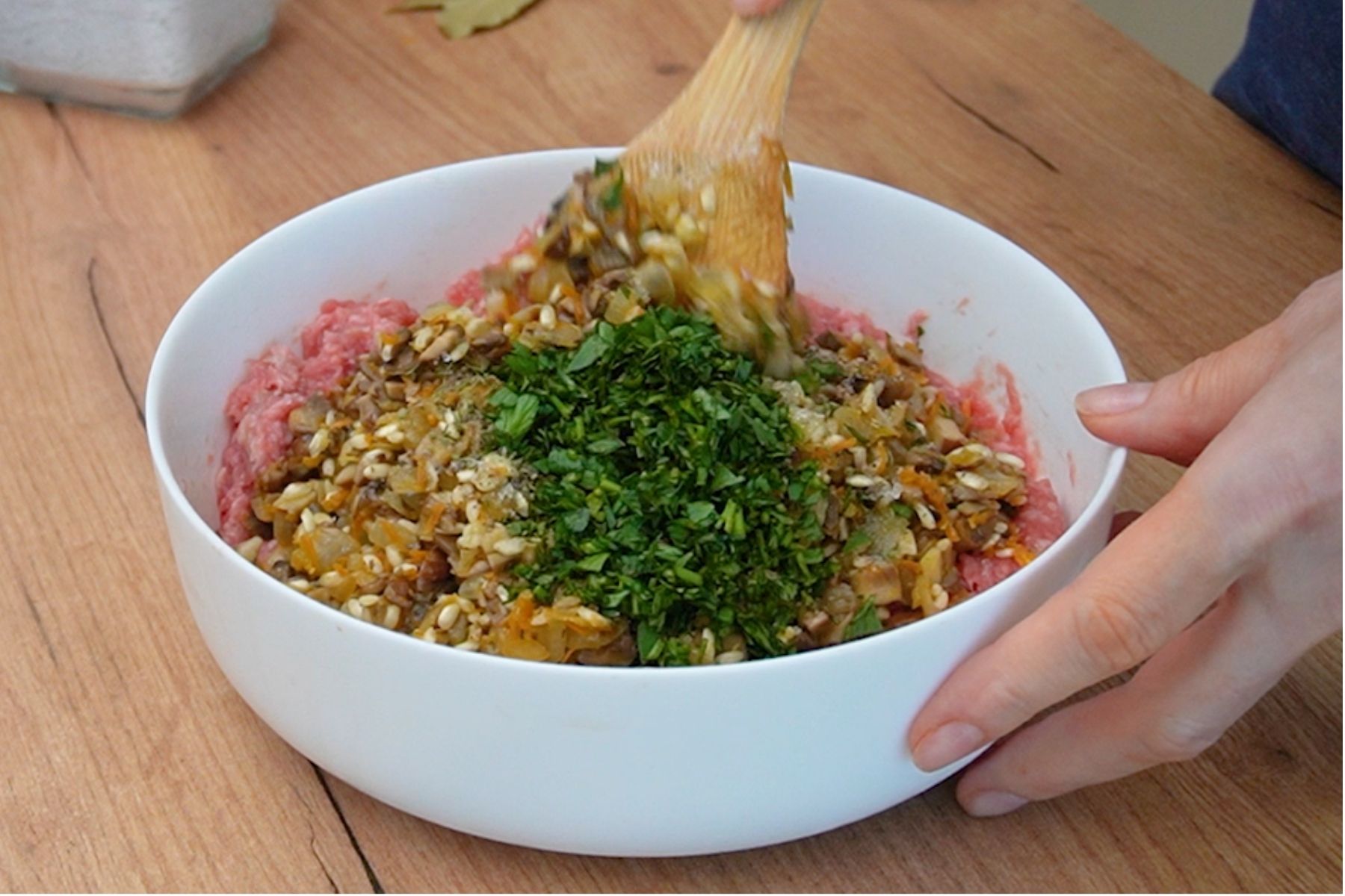 Amestecarea compoziției de carne de pui cu legume, orez și verdeață pentru umplerea gogoșarilor